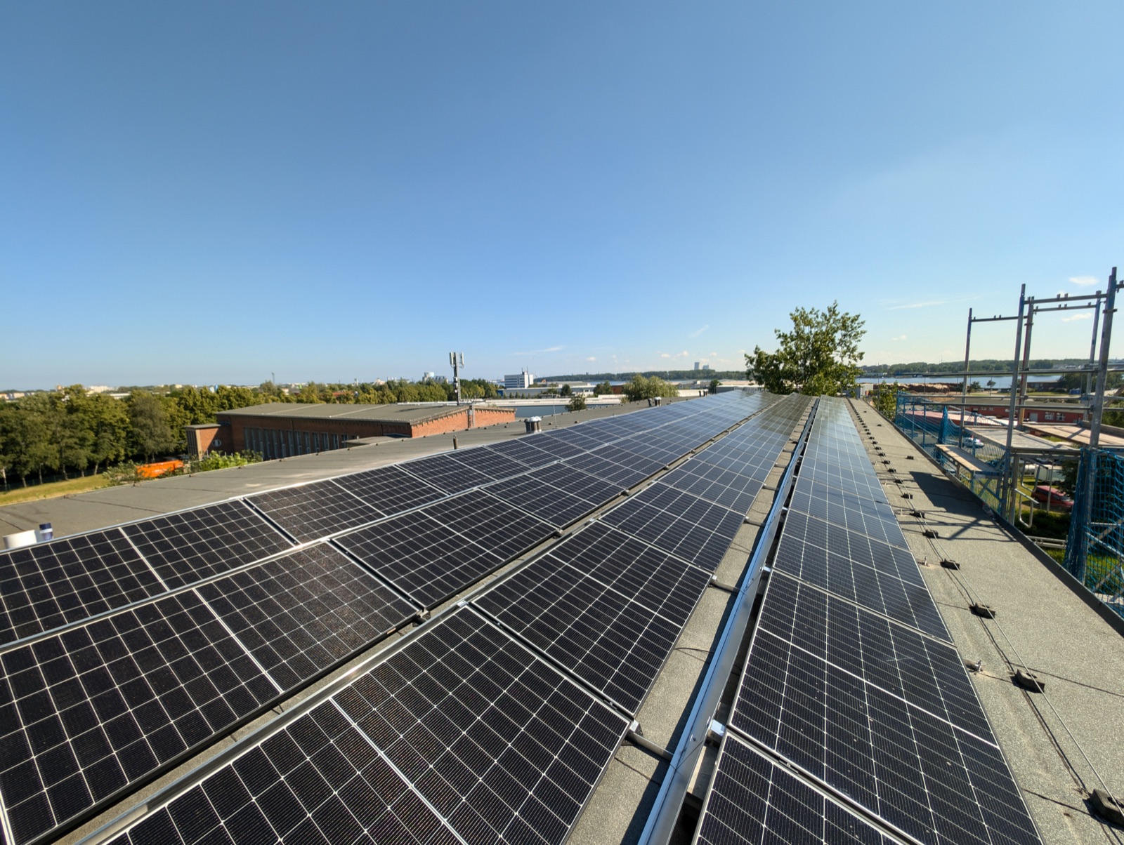 Photovoltaik-Anlage auf dem Hoteldach mit Blick auf den Binnenhafen